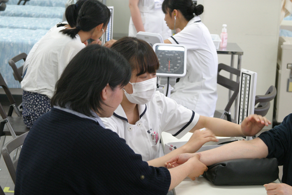 学生スタッフによる血圧測定