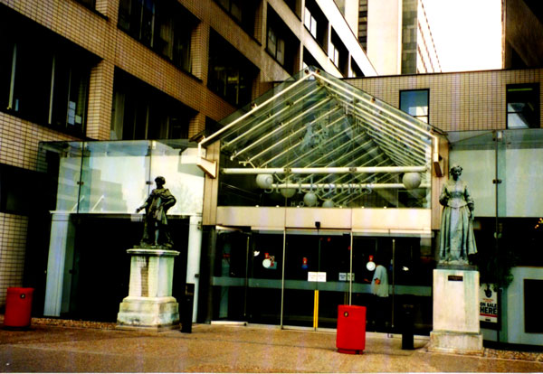 セント・トーマス病院の玄関に立つナイチンゲール像（ロンドン）