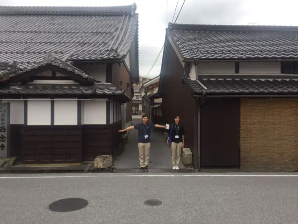 一歩入った路地は狭い生活道路です