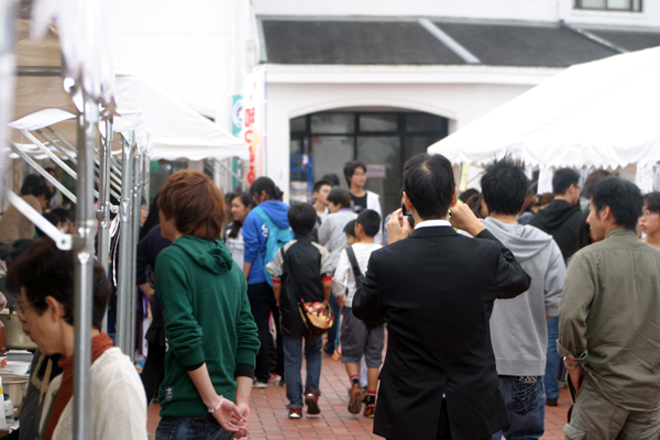 模擬店がにぎわう校内