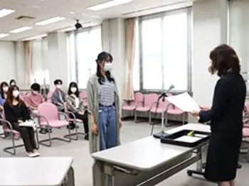 学長から表彰を受ける学生