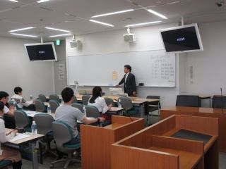 実務家教員(弁護士)鈴木智洋准教授による講義
