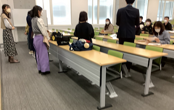 ピア・サポーターによる履修相談について説明を聴く新入学外国人留学生(名古屋キャンパス)