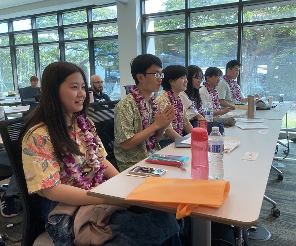 シンポジウムに参加する本学法学部生6名