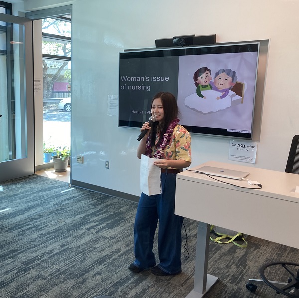 シンポジウムにて英語で発表する本学法学部生