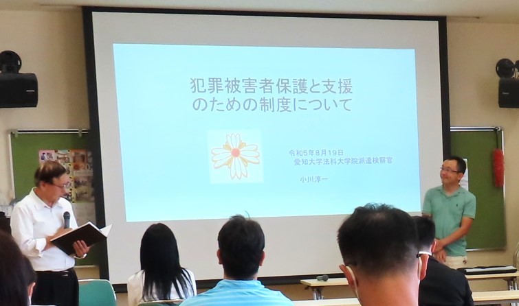 講演される小川淳一教授(右端)、 通訳は吉田滋男さん(左端)。