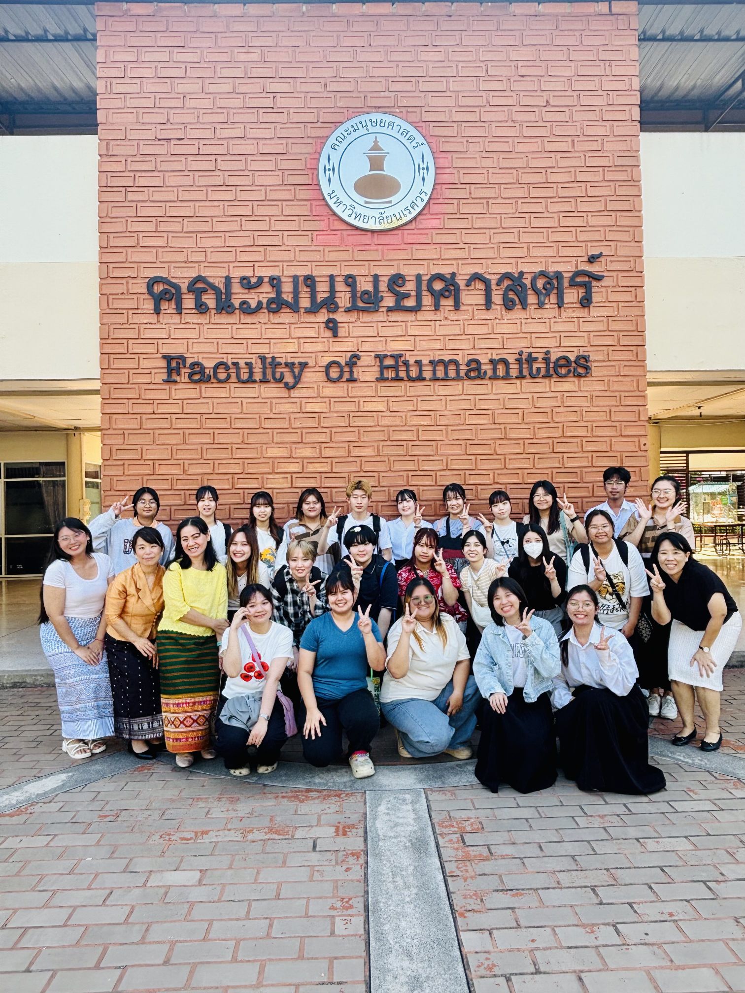 人文学部正門前にて日本語専攻の教員と学生と(ナレースワン大学)