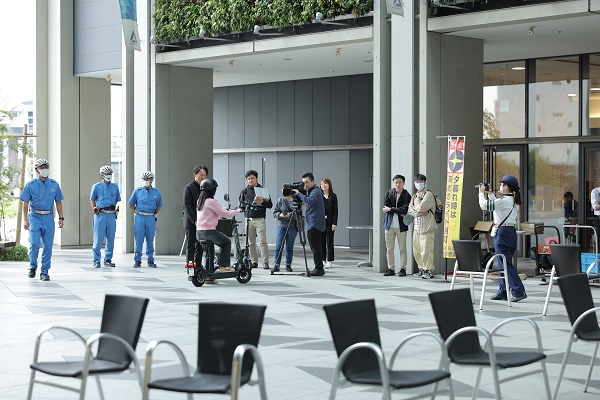 ④試乗前のレクチャーを受ける学生