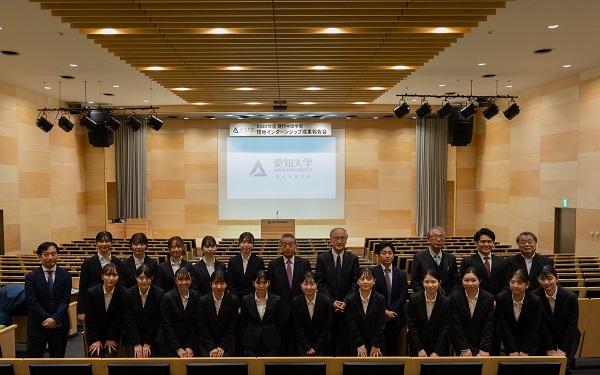 発表学生・来賓・教員との記念撮影
