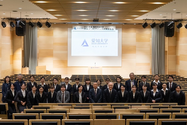 来賓・先生方・学生で記念撮影