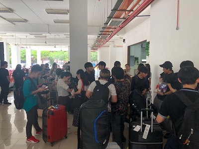 現地学生の見送りを受ける学生