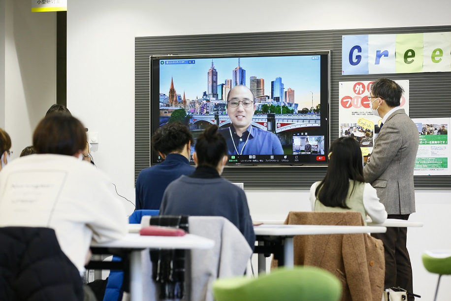 グローバルラウンジで講演会を聴講する学生たち