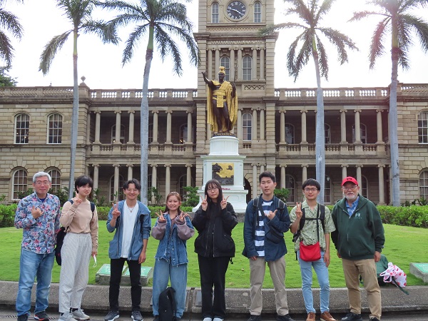 ハワイ州最高裁判所前で記念撮影