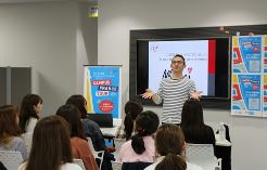 フランス企業について説明されるフランス大使館 ダヴィド・マリナス大学交流担当官