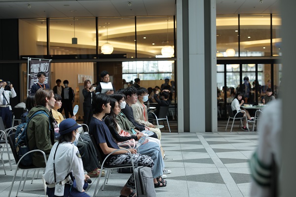 ②説明を熱心に聞く学生たち