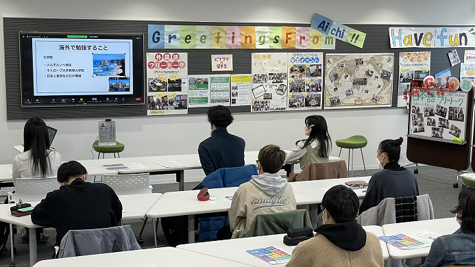 グローバルラウンジで講演会に参加する学生