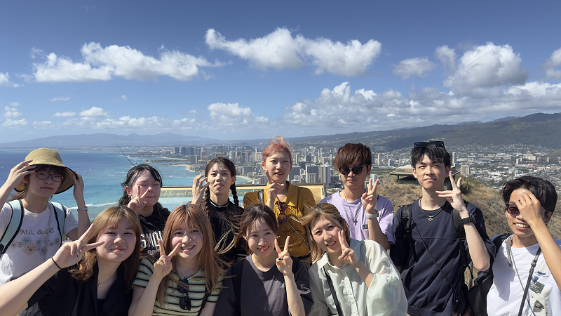 プログラムの合間にダイヤモンドヘッドから市街地を背景に記念撮影