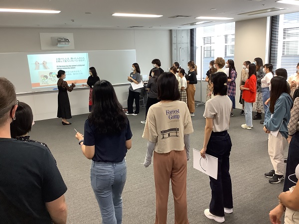 ゲームのレクチャーを受ける学生たち