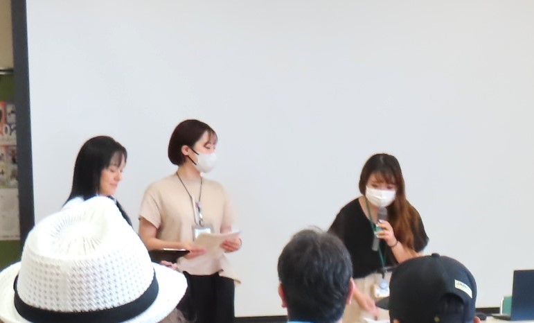 豊田市からの情報を説明される山根マユミさん(右)と淵奈々子さん(中央)、村上知世(通訳)さん(左)。