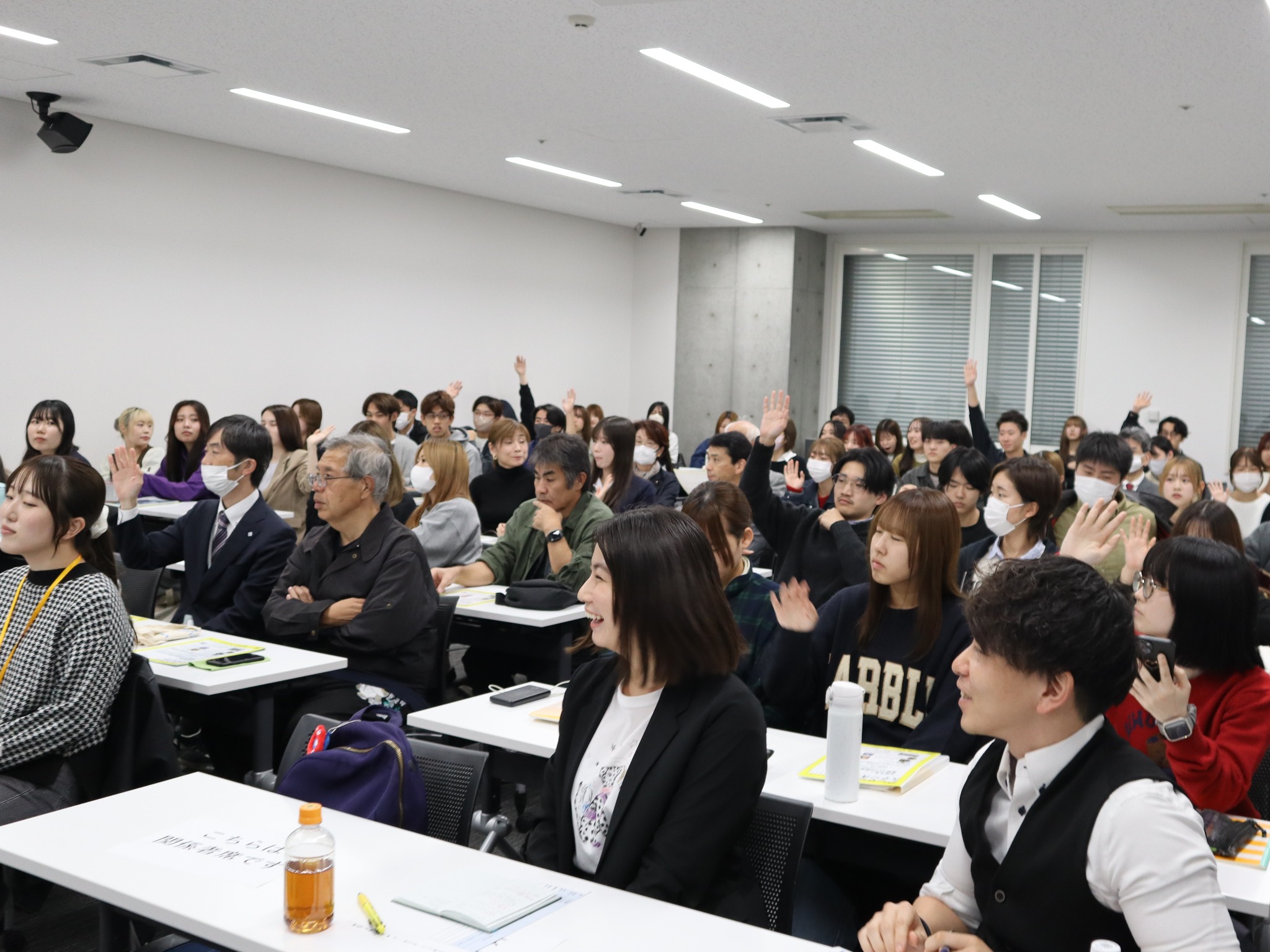 トークに参加する満員の会場の様子