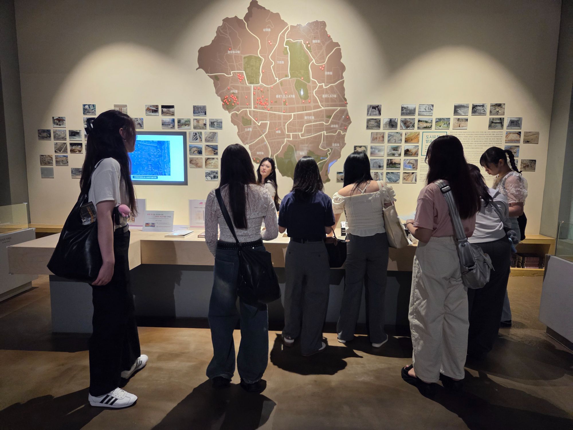 グループ調査の様子:「公平都市遺跡展示館」
