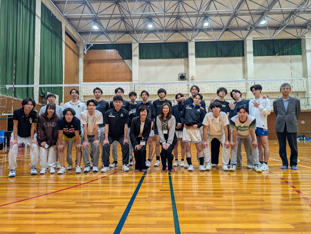 男子バレーボール部（豊橋キャンパス）とサーラ不動産株式会社様が