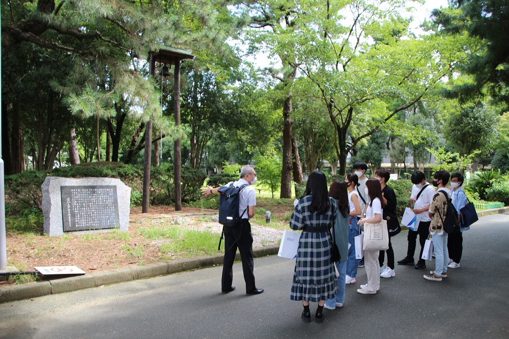 地域政策学部キャンパスツアー(自由受難の鐘、大学設立趣意書)