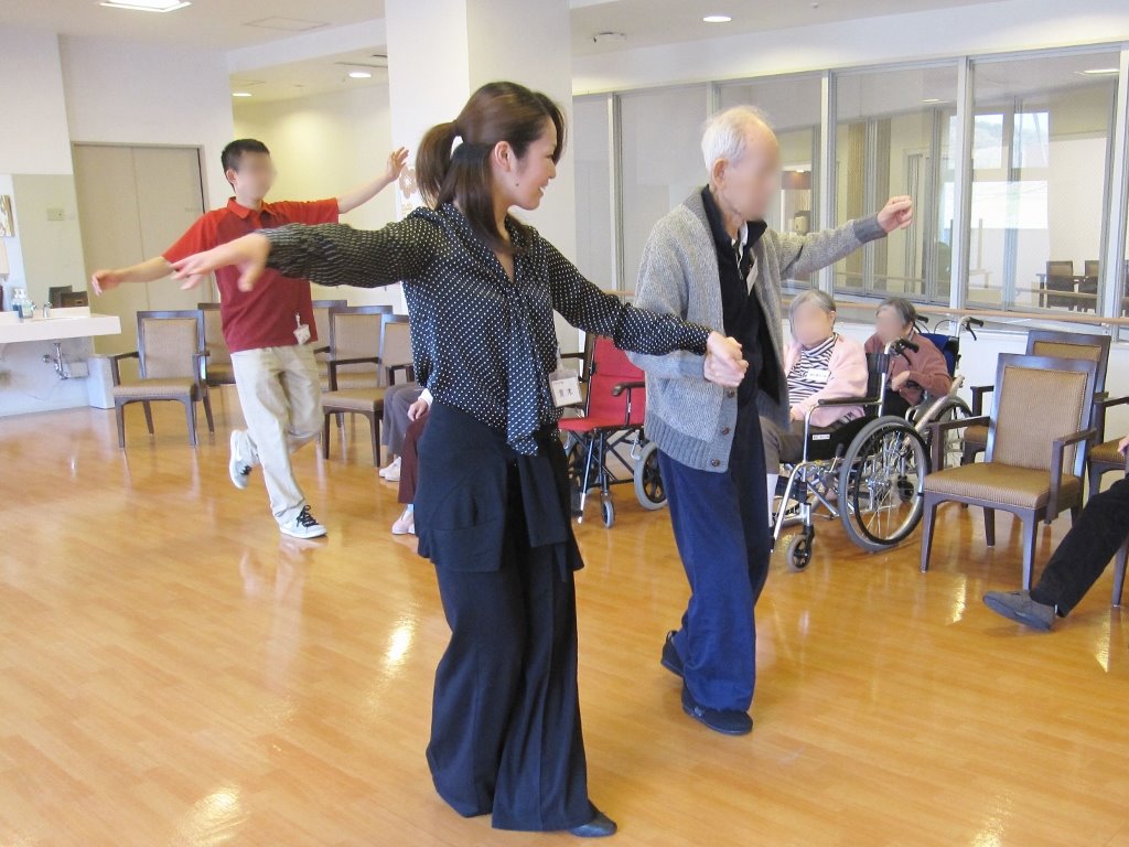 楽しく踊って健康に！「社交ダンス倶楽部」 - 高齢者・介護施設の ...