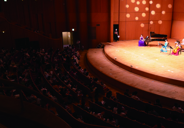 ザ・カレッジ・オペラハウスで開催した「ファミリーコンサート」の様子