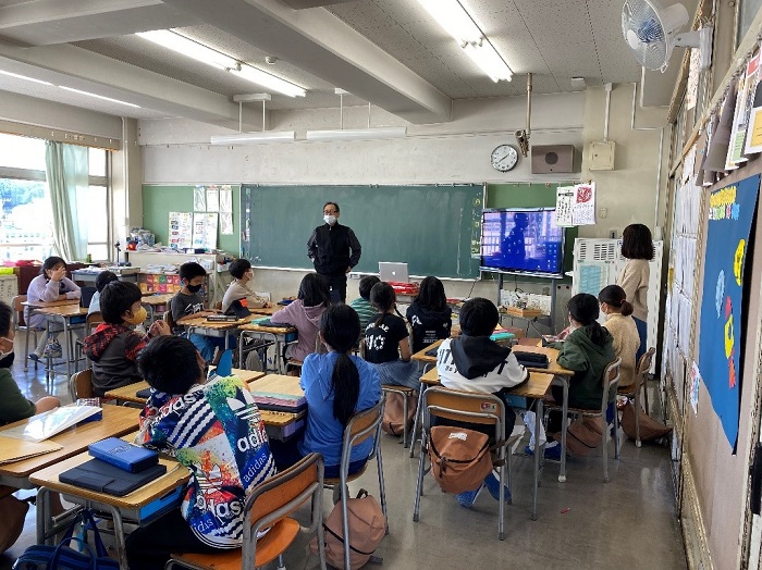 西前小学校でアニメーション作成の授業 News 横浜デザイン学院