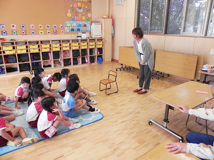 自作絵本の読み聞かせを行いました