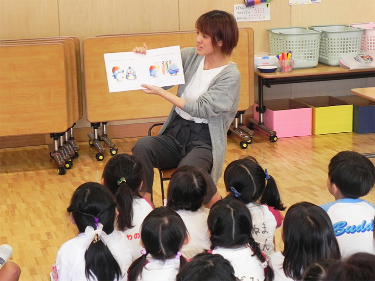自作絵本の読み聞かせを行いました