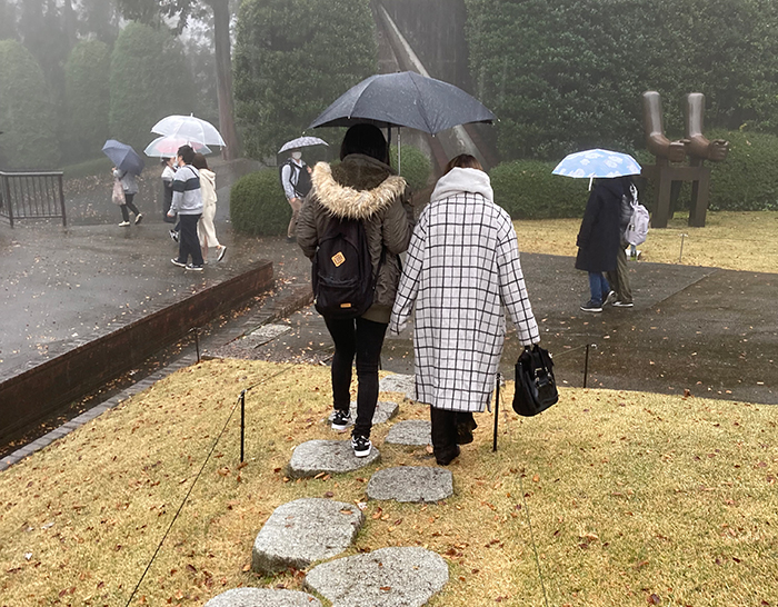 傘をさすのも忘れて没頭する人も… 3年生の優しい先輩がそっと傘をさしてあげる姿がとてもよかったです。