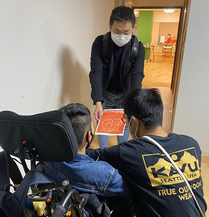 昨年7月に学校の近くにオープンしたカフェスペース「&COCO(アンドココ)」では、重症心身障害のある人たちが集い、働いています。