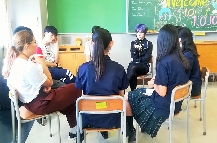 日本語学科の留学生が向上高校の英語研究部と英語を交えての交流会を行いました