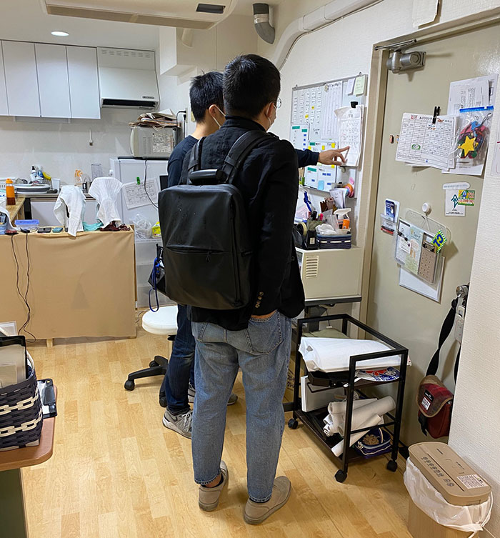 昨年7月に学校の近くにオープンしたカフェスペース「&COCO(アンドココ)」では、重症心身障害のある人たちが集い、働いています。