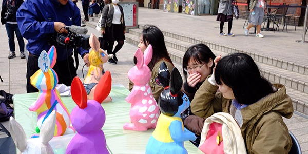 インタビューを受ける学生