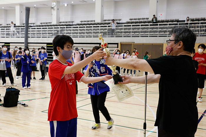 赤・青・緑・ピンクのチームに分かれて競技を行い、今年は赤チームが優勝しました!