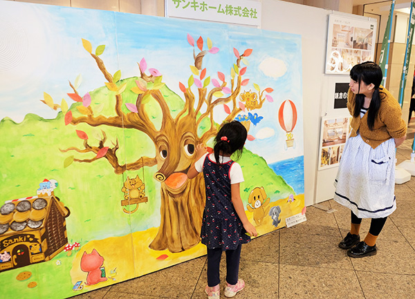 巨大漆喰パネルにイラスト制作